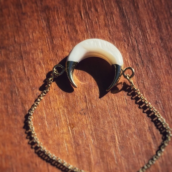 18K Moon Natural Shell Crescent Moon Bracelet - Picture 4 of 4